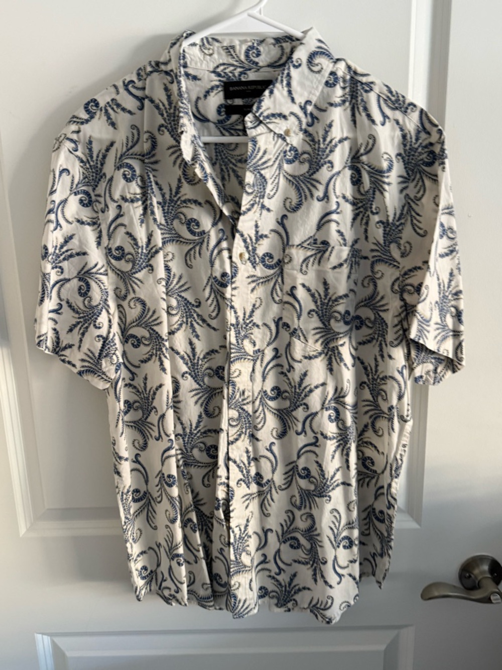 Banana Republic White Short-Sleeve Button-Up Shirt with Navy Print - Mens Large